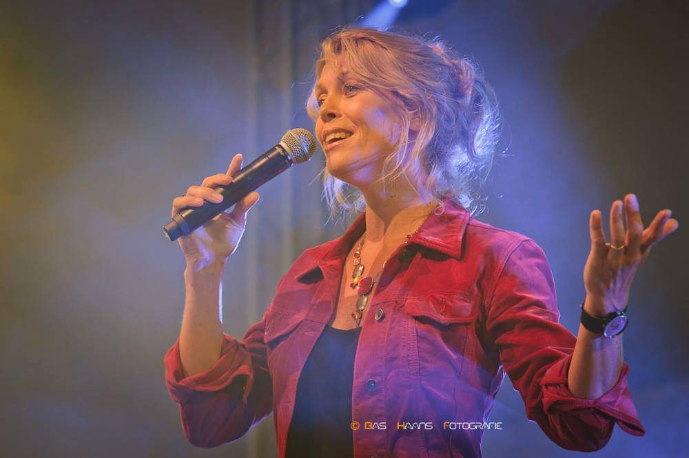 Erica van der Meer zingt op het podium