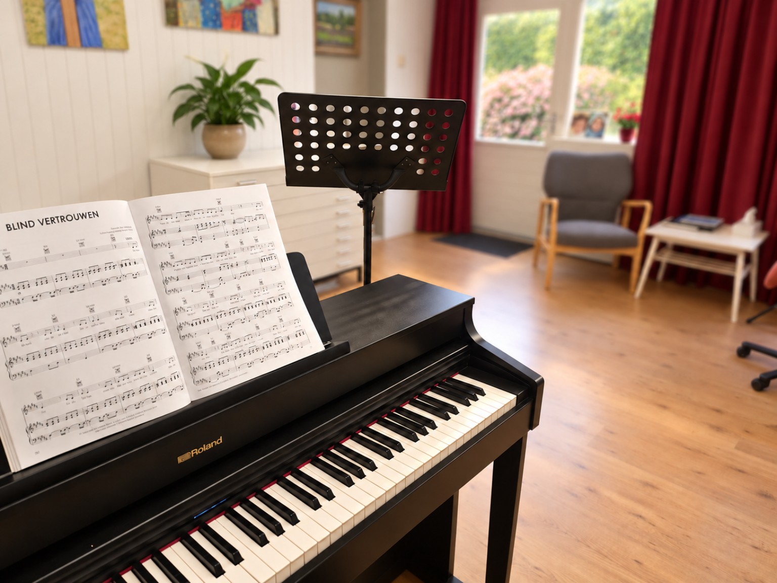 Piano en muziekstandaard in het zangatelier van Zang en Zo