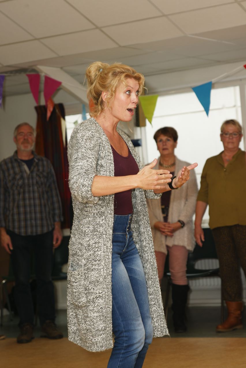 Erica van der Meer geeft een zangworkshop aan een groep