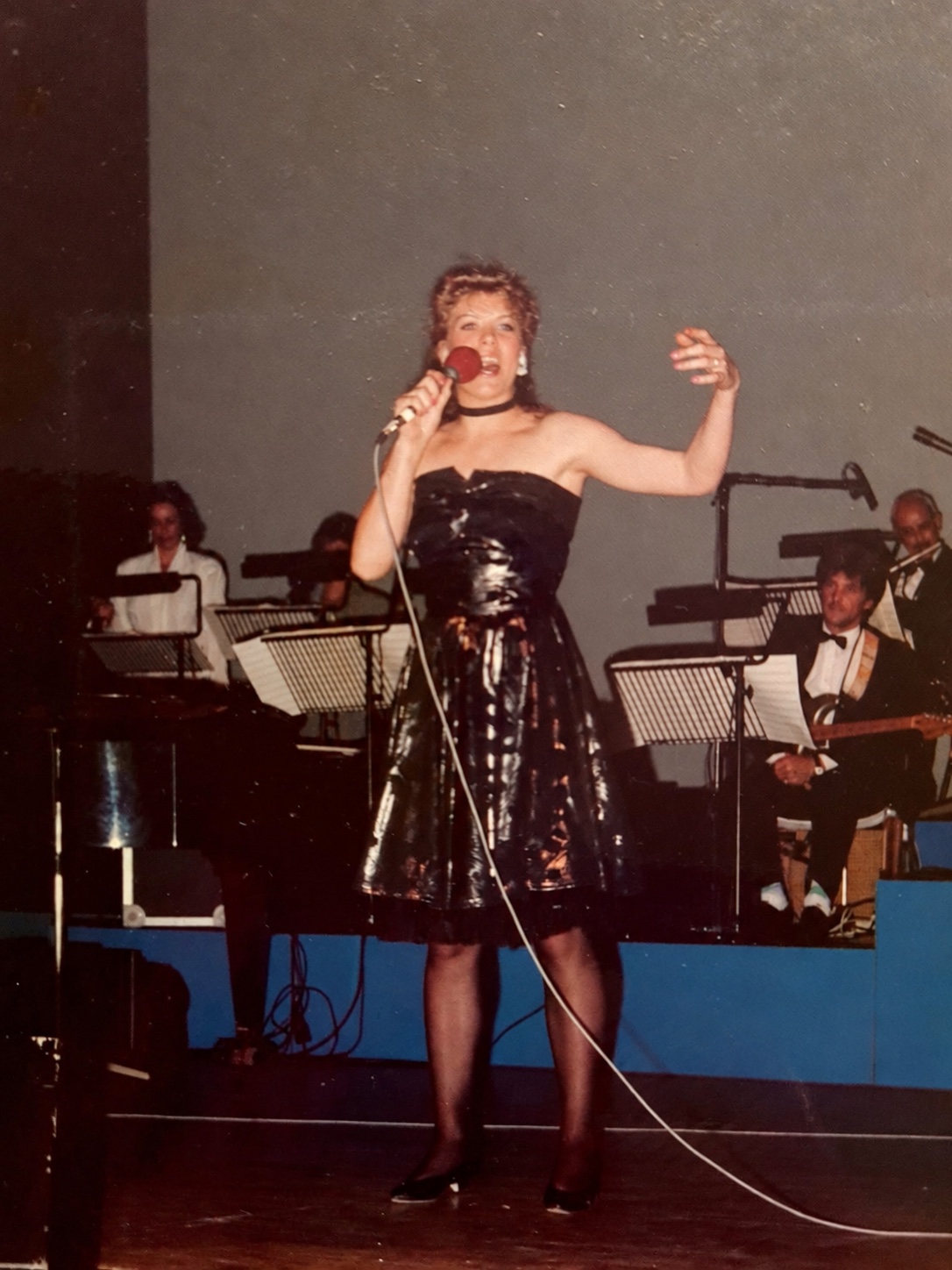 Erica zingt tijdens de voorronde van Parade der besten, 1987