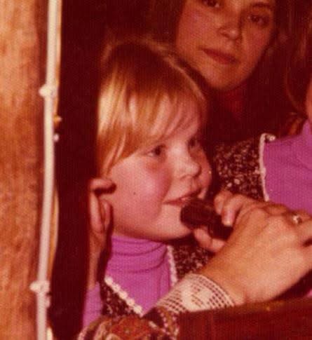 Erica zingt als kind voor het eerst door een microfoon, 1975