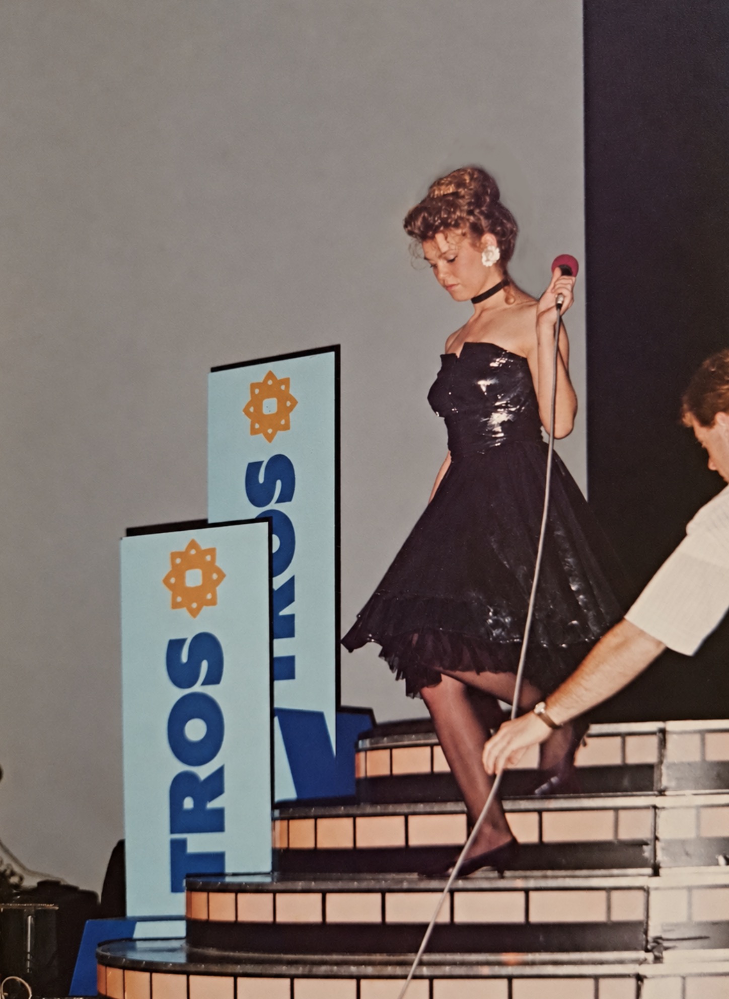 Erica op de podiumtrap tijdens de voorronde van Parade der besten, 1987